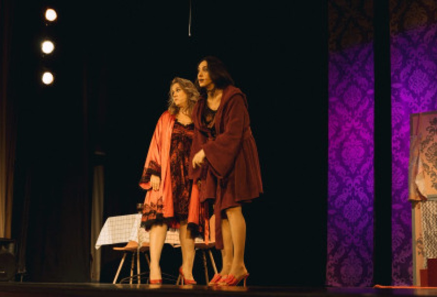 Пила Вино и Хохотала. Красное