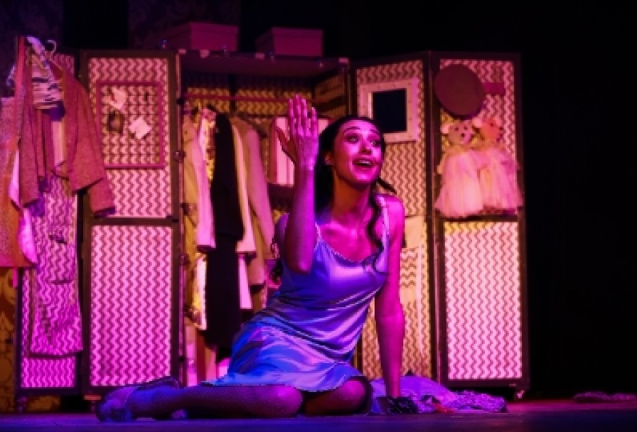 Пила Вино и Хохотала. Красное