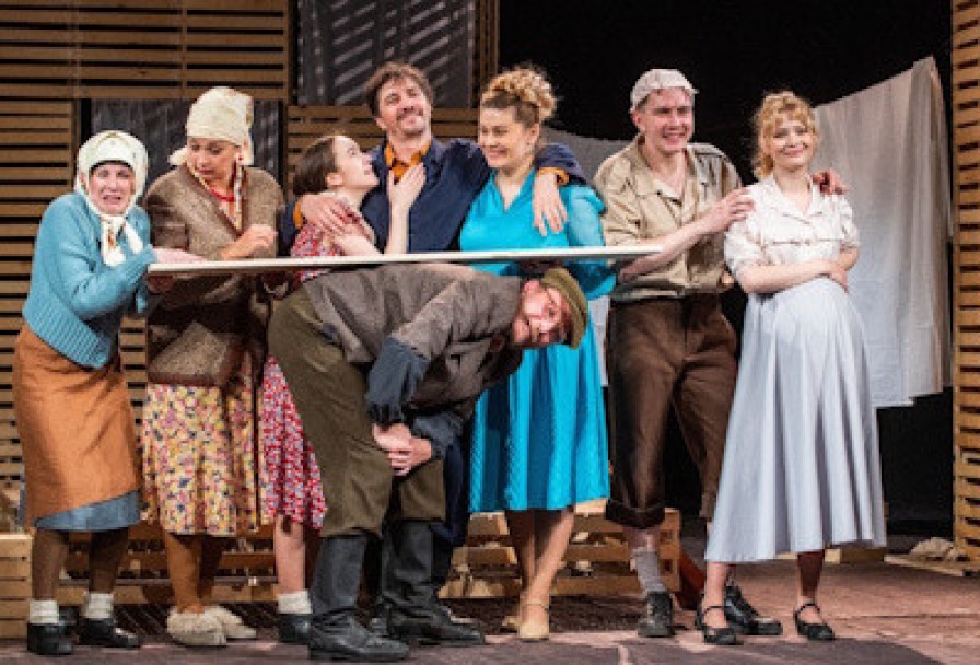 Одна Нога на Берегу, Другая – в Лодке