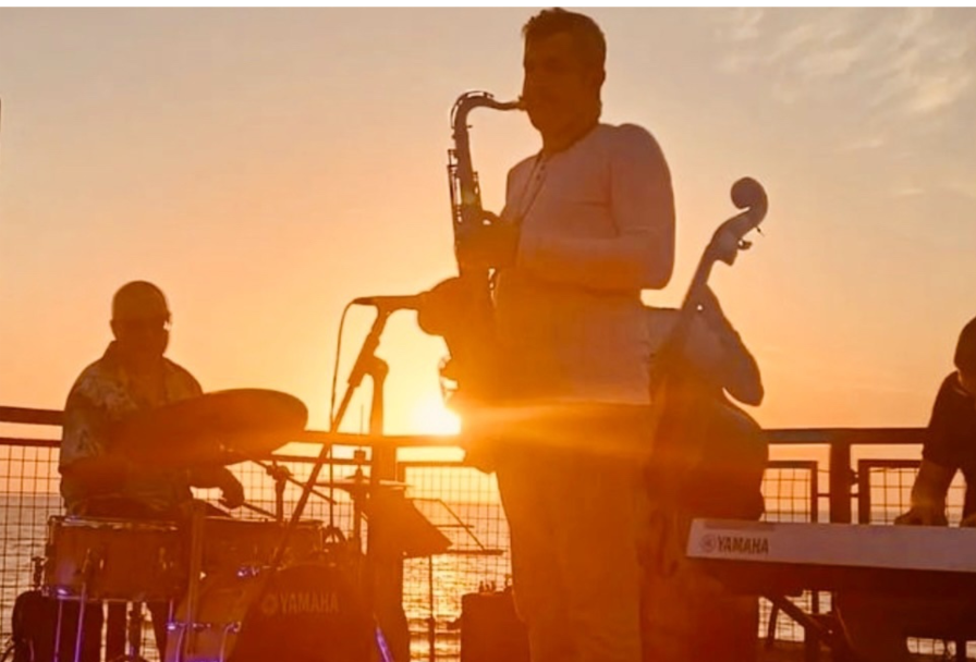 Джаз на Закате в Ресторане на Башне Панорама на Альпийской Улице