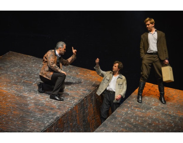 Три Товарища