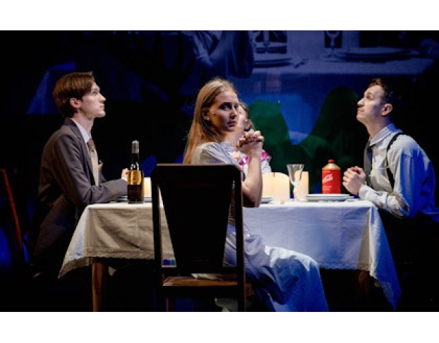 Лицо Сестры в Сиянии Стекла