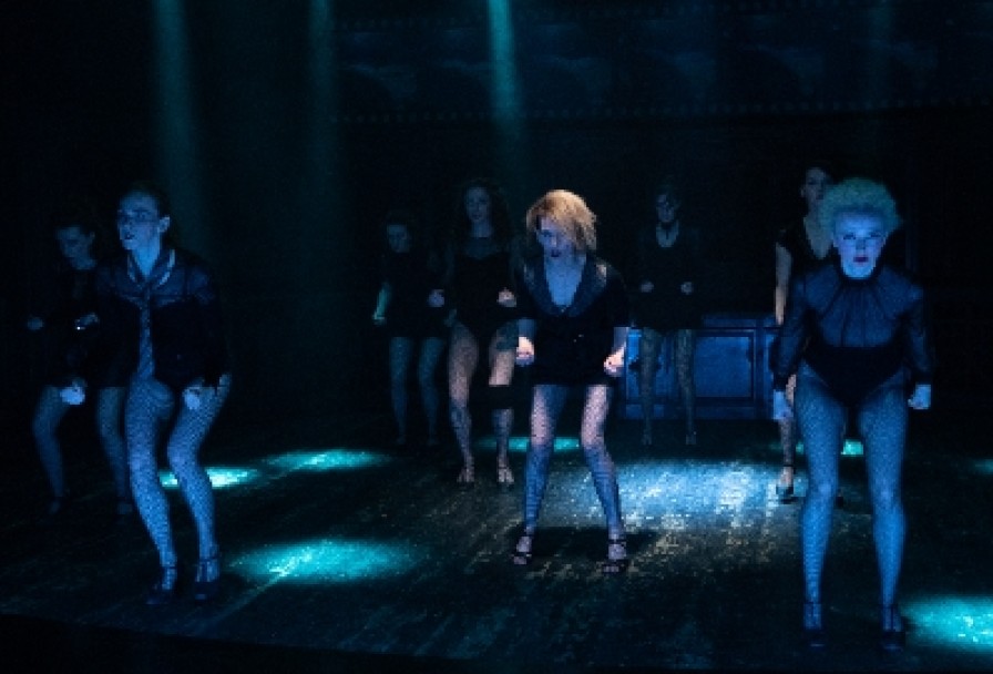 Загнанных Лошадей Пристреливают, не Правда ли?