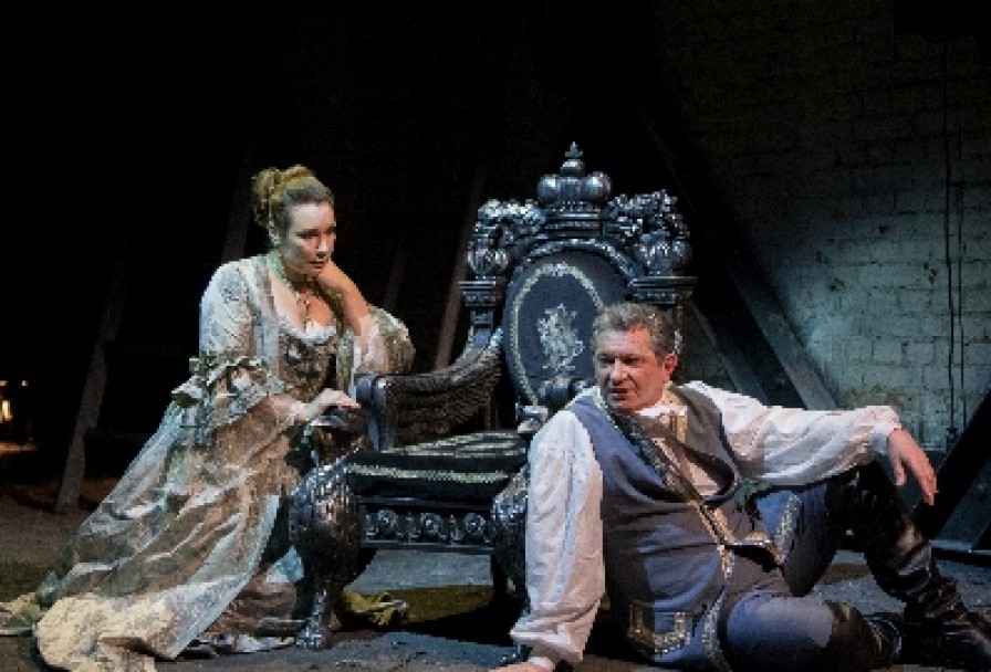 Любовь у Трона