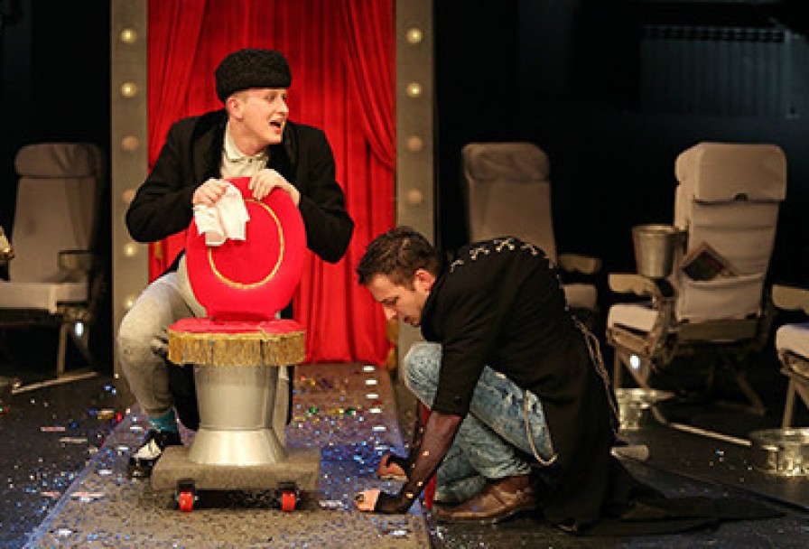 Трое на Качелях