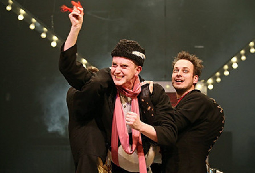 Трое на Качелях