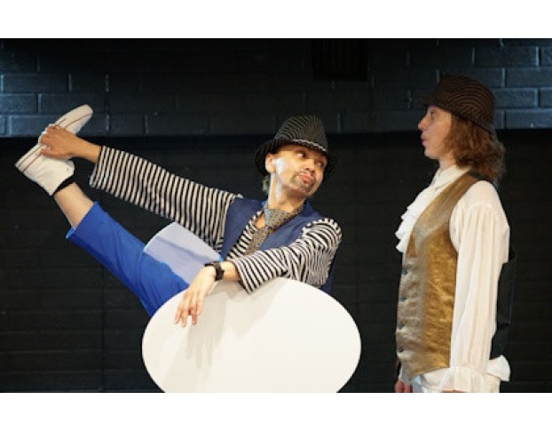 Дама, Чьё Место по Центру