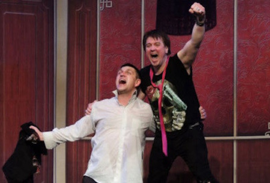 Двое в Лифте, не Считая Текилы