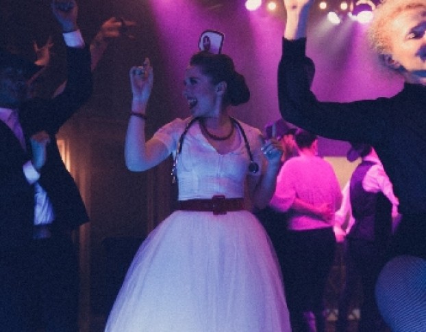 Загнанных Лошадей Пристреливают, не Правда ли?