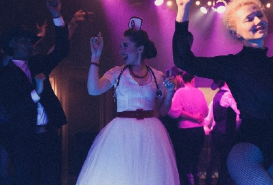 Загнанных Лошадей Пристреливают, не Правда ли?