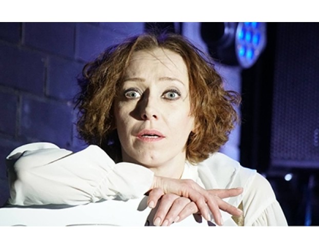 Дама, Чьё Место по Центру