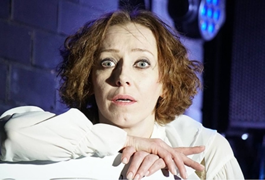 Дама, Чьё Место по Центру