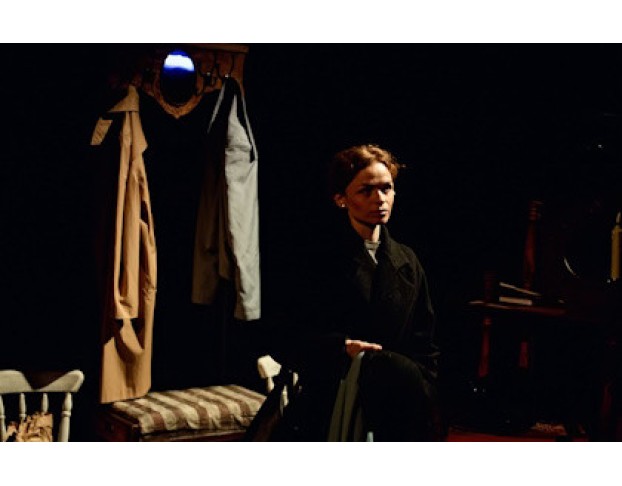 Лицо Сестры в Сиянии Стекла