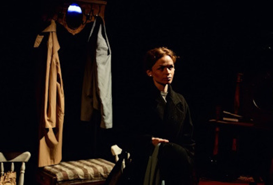 Лицо Сестры в Сиянии Стекла