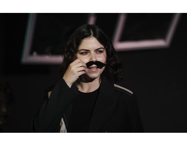 Пинать Мужа Нежно