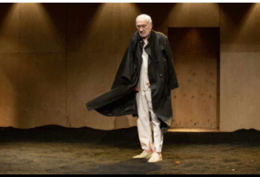 Человек в Закрытой Комнате