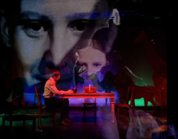 Лицо Сестры в Сиянии Стекла