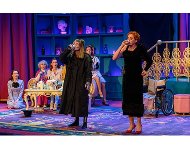 8 Любящих Женщин