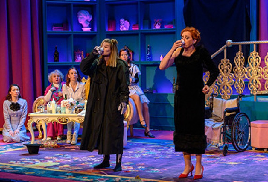 8 Любящих Женщин