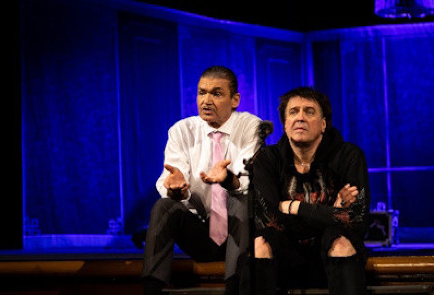 Двое в Лифте, не Считая Текилы