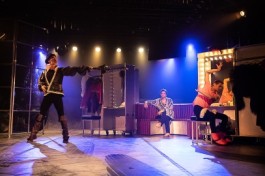 Три Товарища?