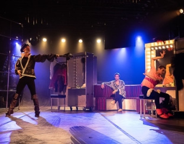 Три Товарища?