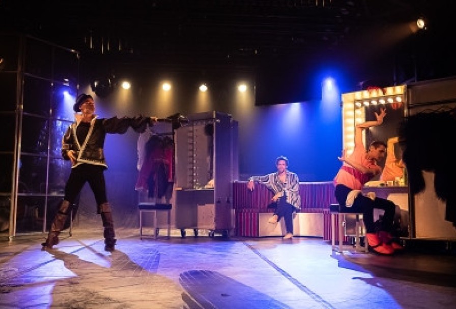 Три Товарища?