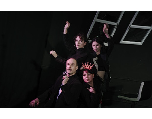 Пинать Мужа Нежно