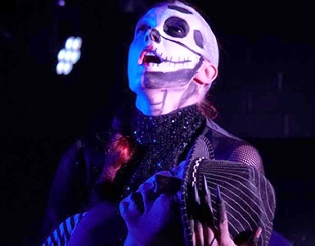 Дама, Чьё Место по Центру