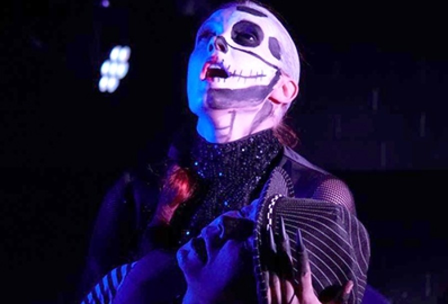 Дама, Чьё Место по Центру