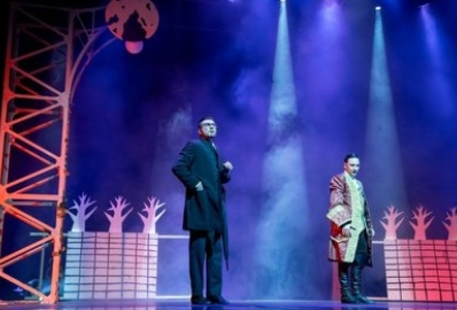 Почти Бродвейская История