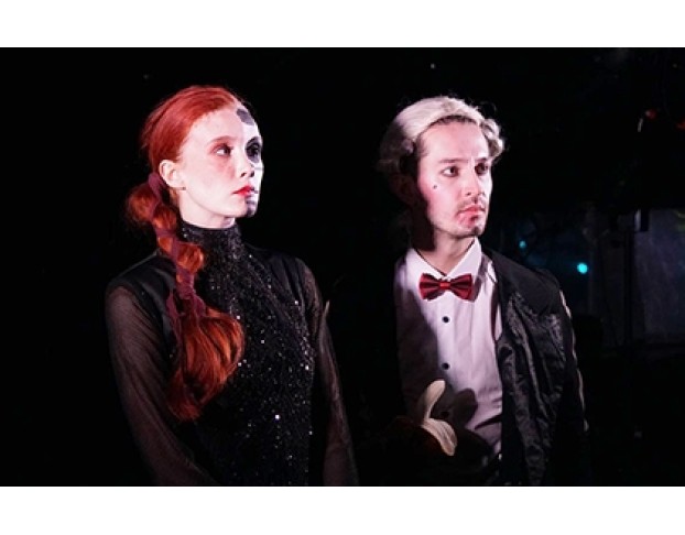 Дама, Чьё Место по Центру