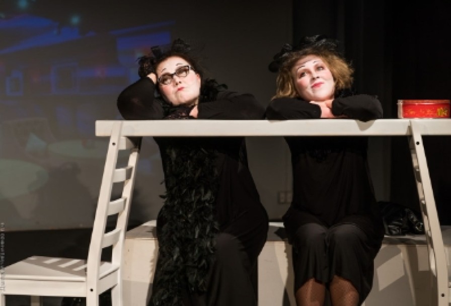 Две Дамочки в Активном Поиске