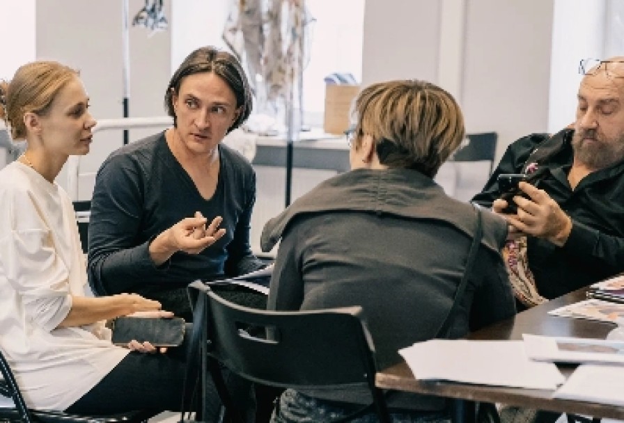 Двое на Качелях