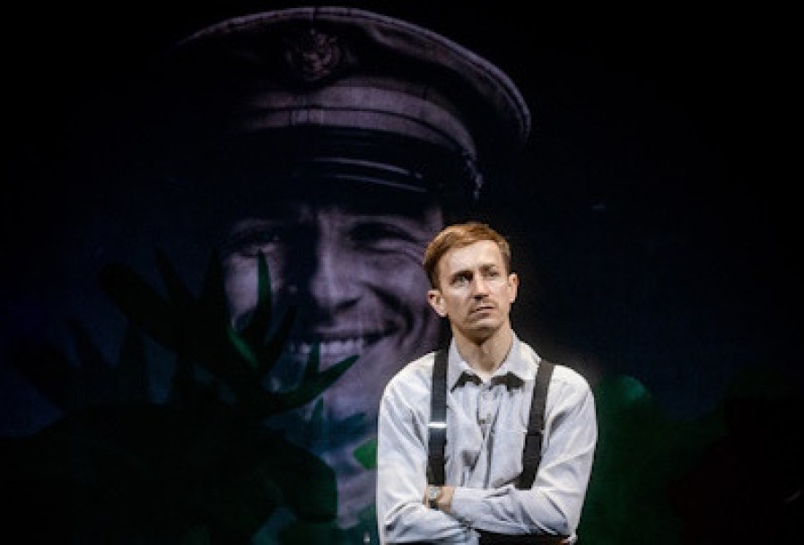 Лицо Сестры в Сиянии Стекла