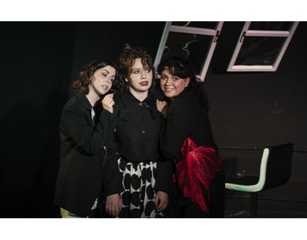 Пинать Мужа Нежно