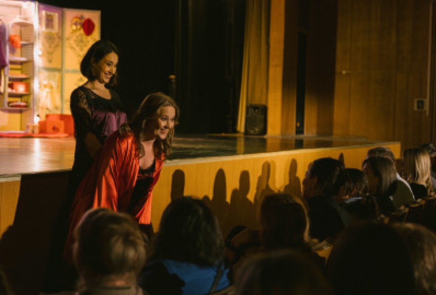 Пила Вино и Хохотала. Красное