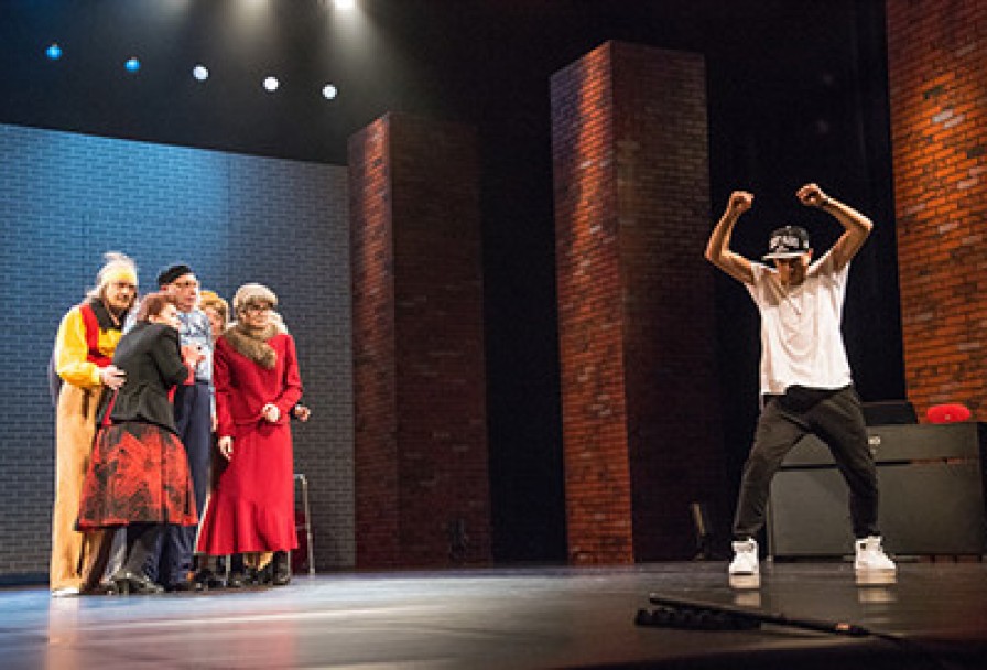 Очарованный Танцембию Пәрие