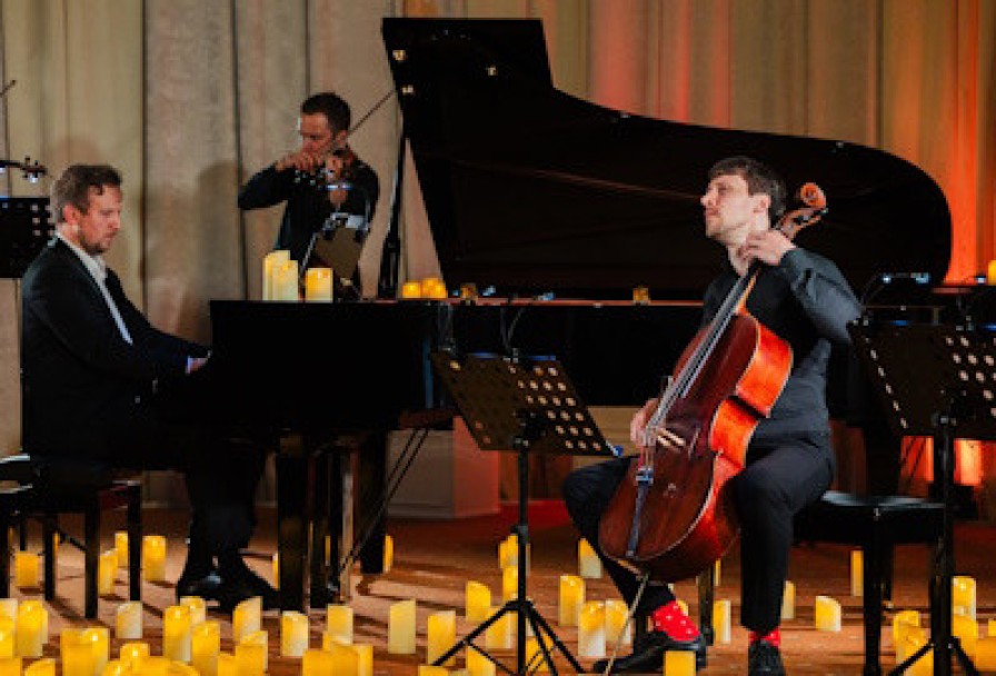 Emotions Неоклассика при Свечах