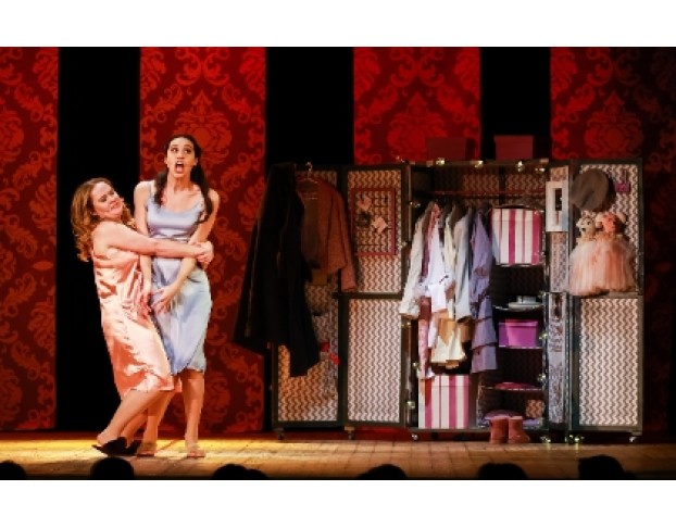 Пила Вино и Хохотала. Красное