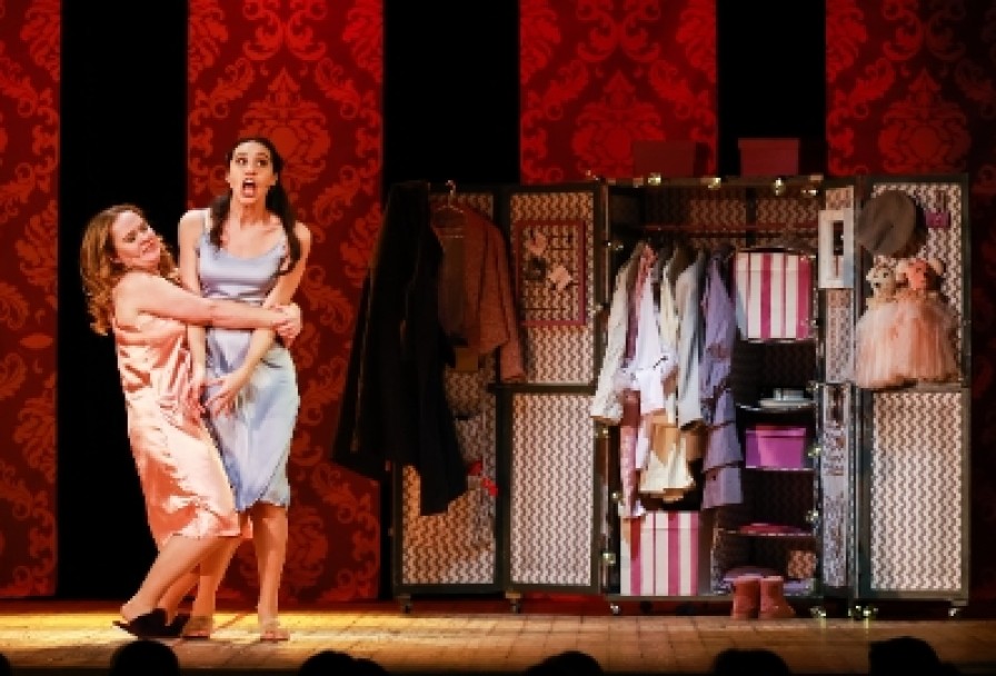 Пила Вино и Хохотала. Красное