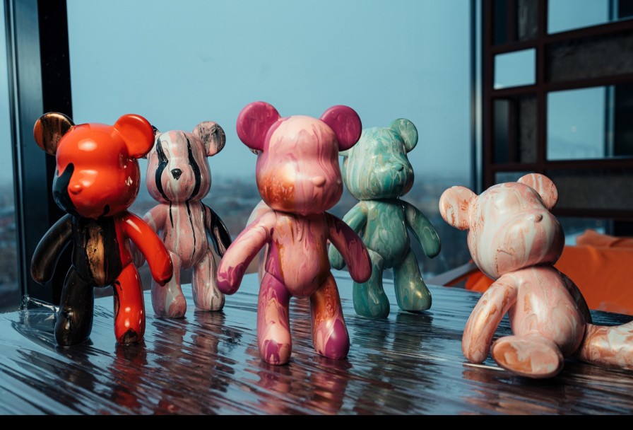 Роспись Мишки Bearbricks в Технике Флюид-Арт с Видом на Исакий