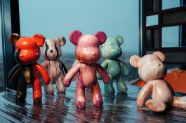 Роспись Мишки Bearbricks в Технике Флюид-Арт с Видом на Неву