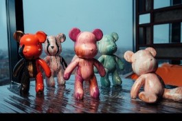 Роспись Мишки Bearbricks в Технике Флюид-Арт в Ресторане Tillander