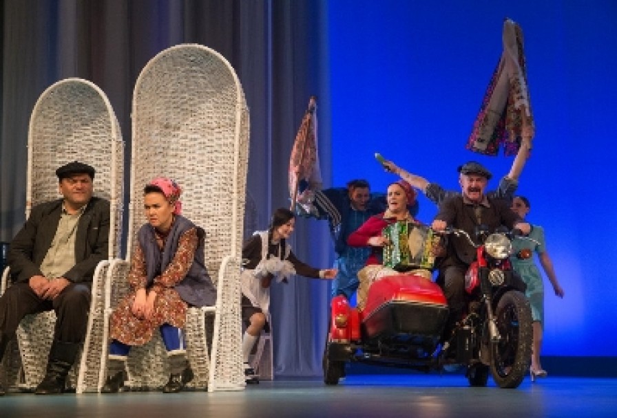 Взлетел Петух на Плетеньәтәч Менгән Читәнгә