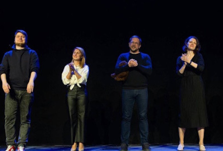 Взрослые Снаружи