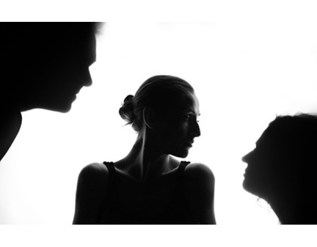 за Закрытыми Дверями