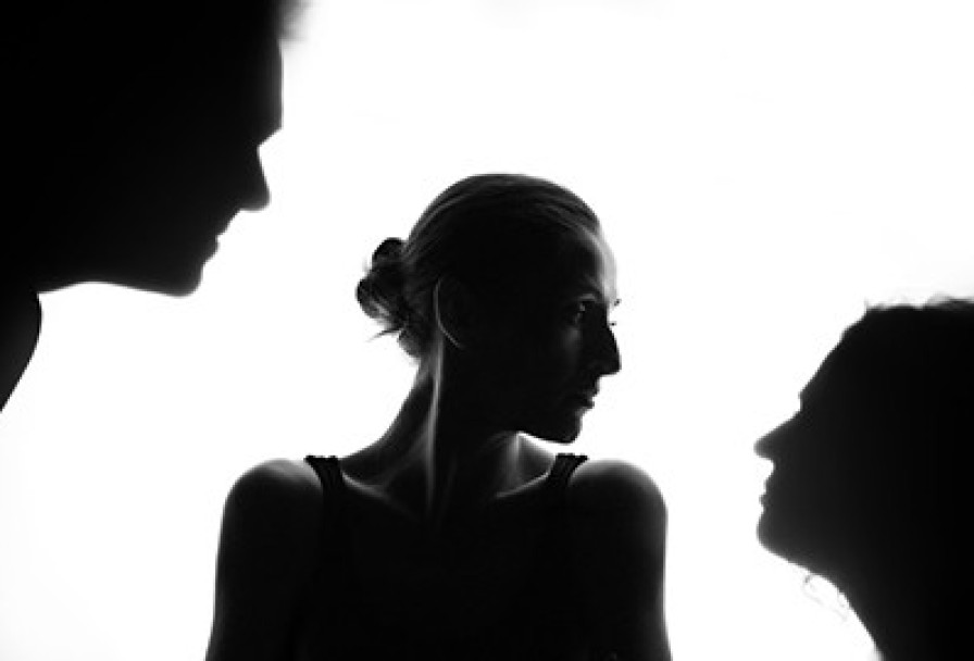 за Закрытыми Дверями